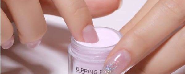 Dip powder : réussir ses ongles en porcelaine