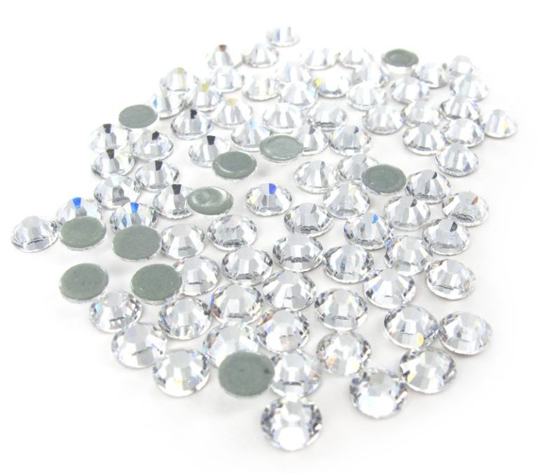 Comment décorer des ongles ? Strass et stickers ….