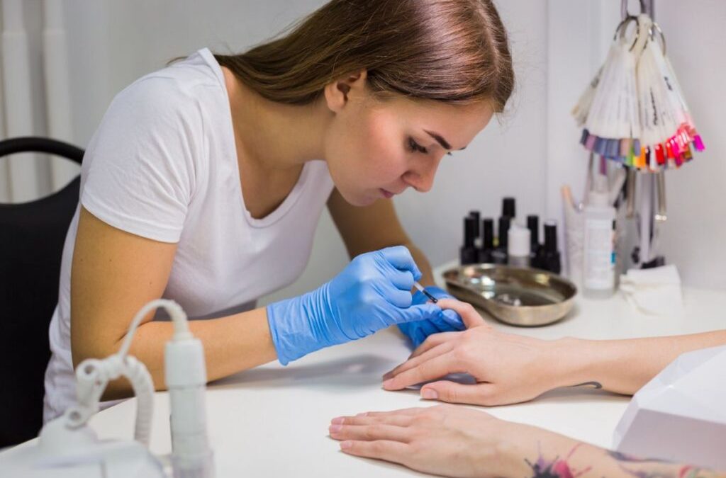 Se reconvertir vers le métier de Prothésiste ongulaire : Comment faire ?